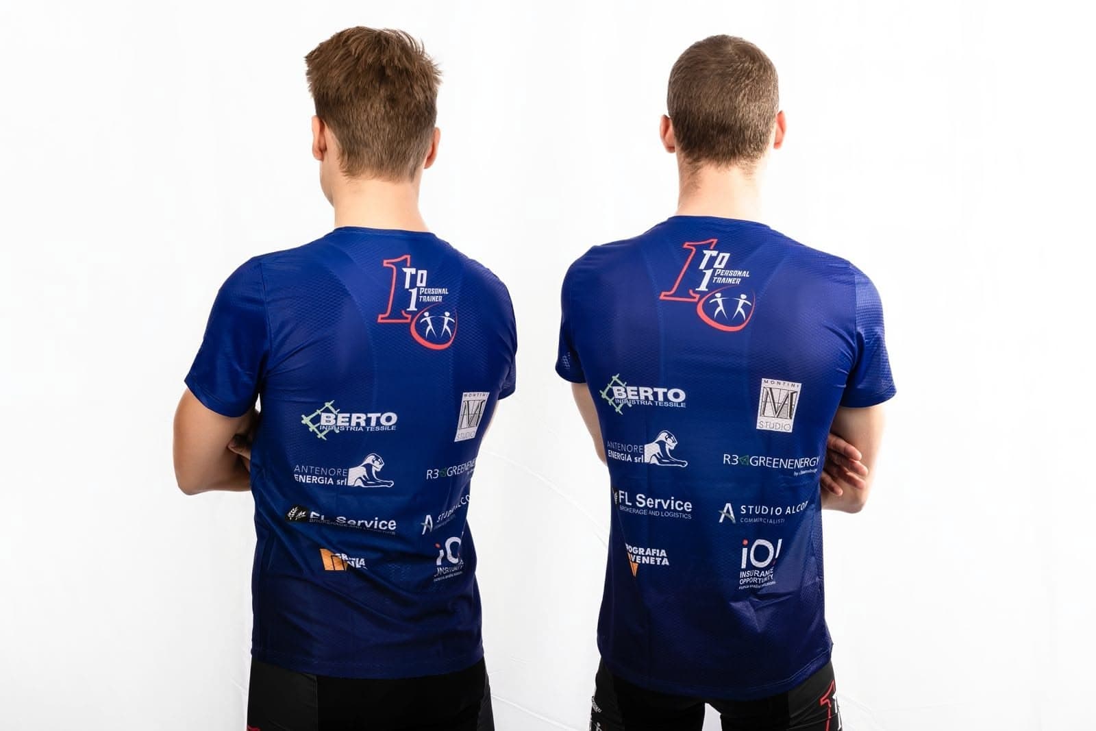 La divisa ufficiale del team 1toTri Academy con gli sponsor, vista posteriore.
