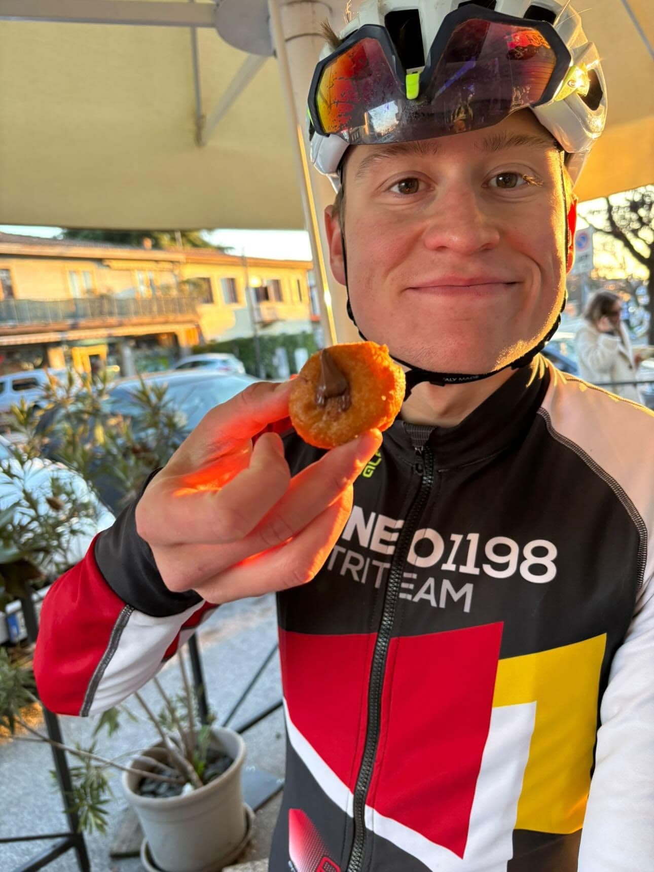 Uno spuntino in sella durante l'allenamento, con il casco da ciclismo.