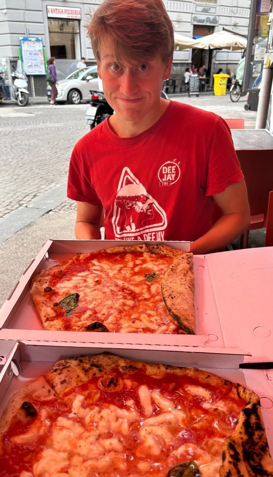 Pizza da asporto aperta per le vie della città.