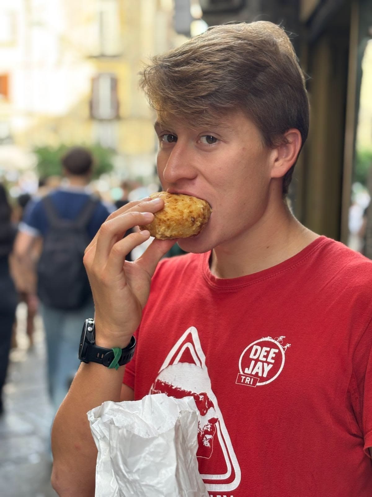 Uno spuntino fritto gustato per strada in città.