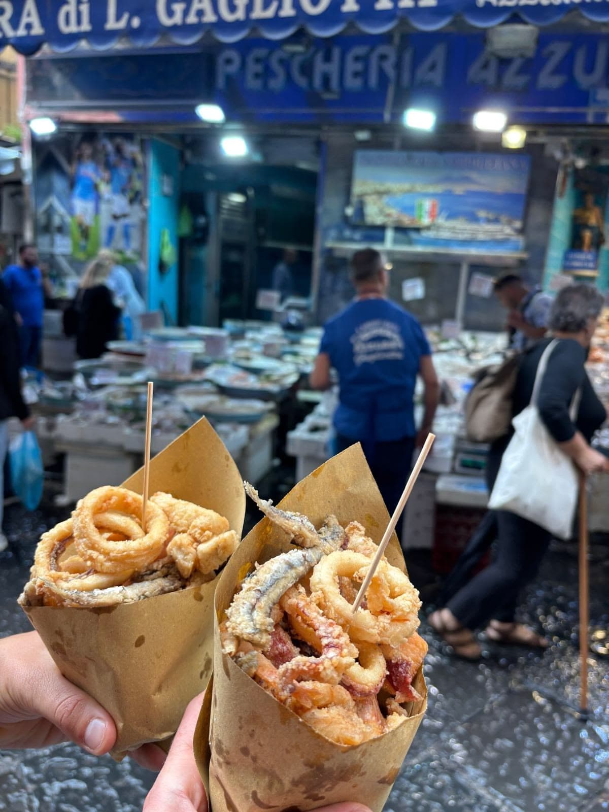 Frittura di calamari in cartoccio davanti alla pescheria.