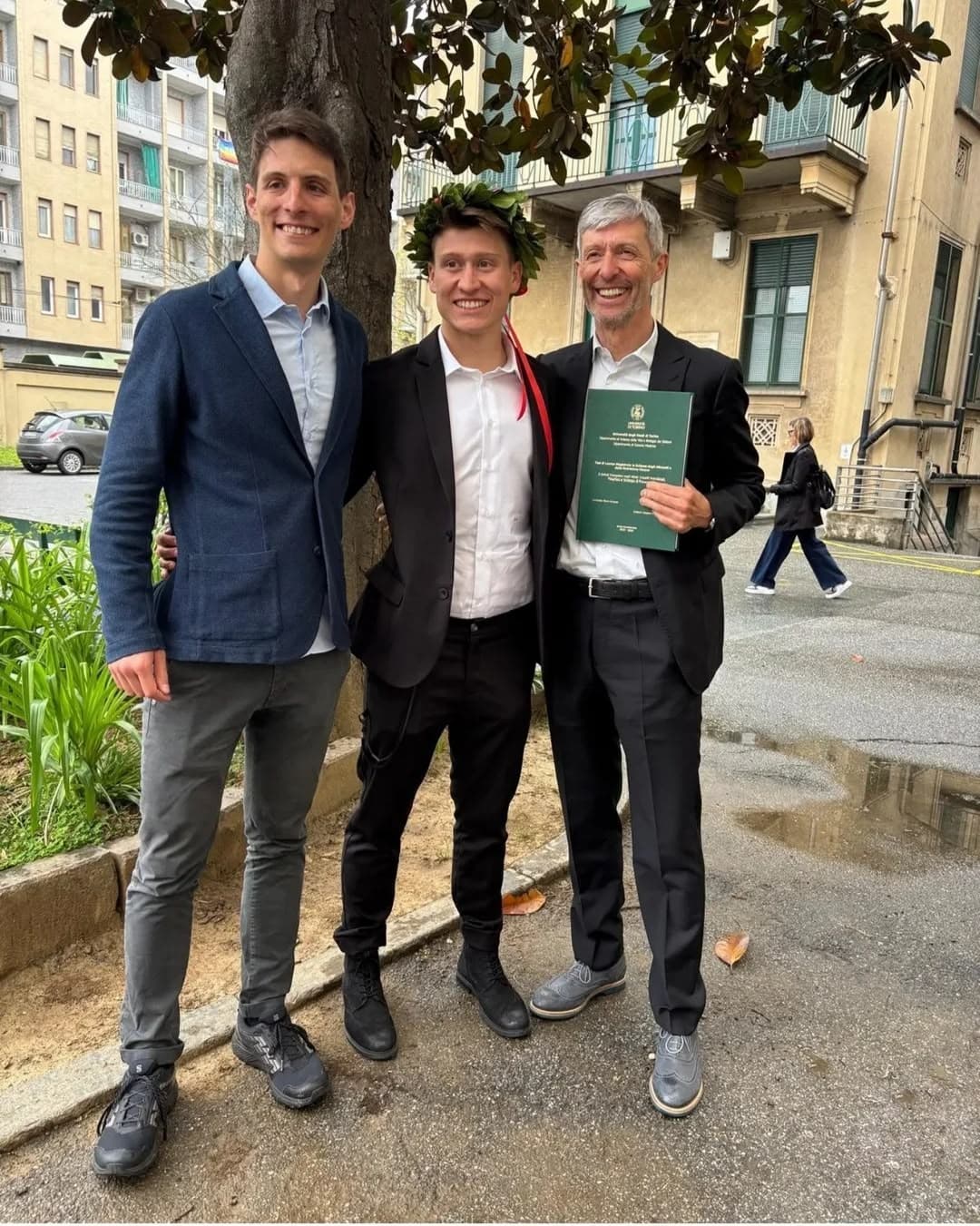 Marco con i relatori il giorno della laurea, all'aperto con la pergamena.