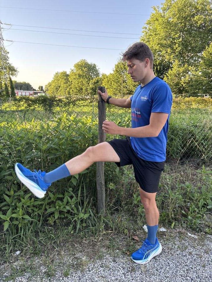 Esercizio di mobilità per la corsa su sentiero di ghiaia.