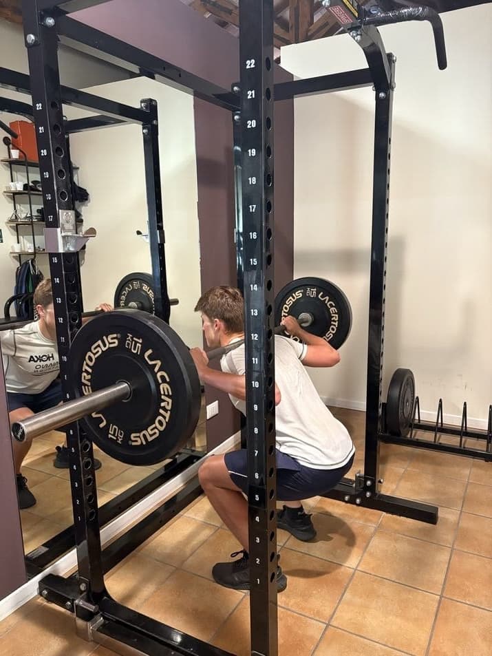 Squat con bilanciere in palestra: la forza alla base dell'endurance.