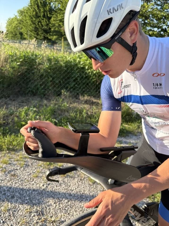 Sistemazione della bici con casco in testa, prima della sessione.