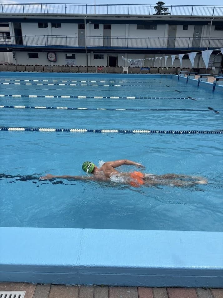 Nuoto a stile libero in piscina all'aperto.